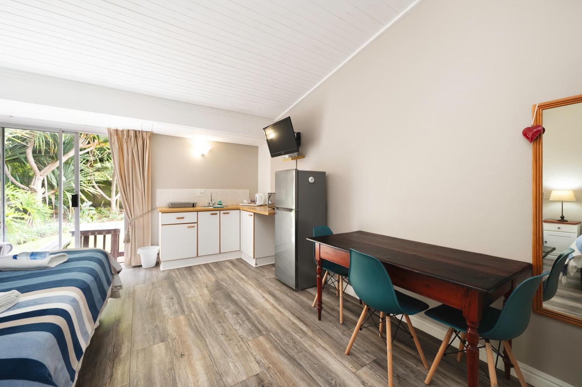 Admirals Lodge Guest House And Brightways Self Catering Apartments Порт Елизабет Екстериор снимка