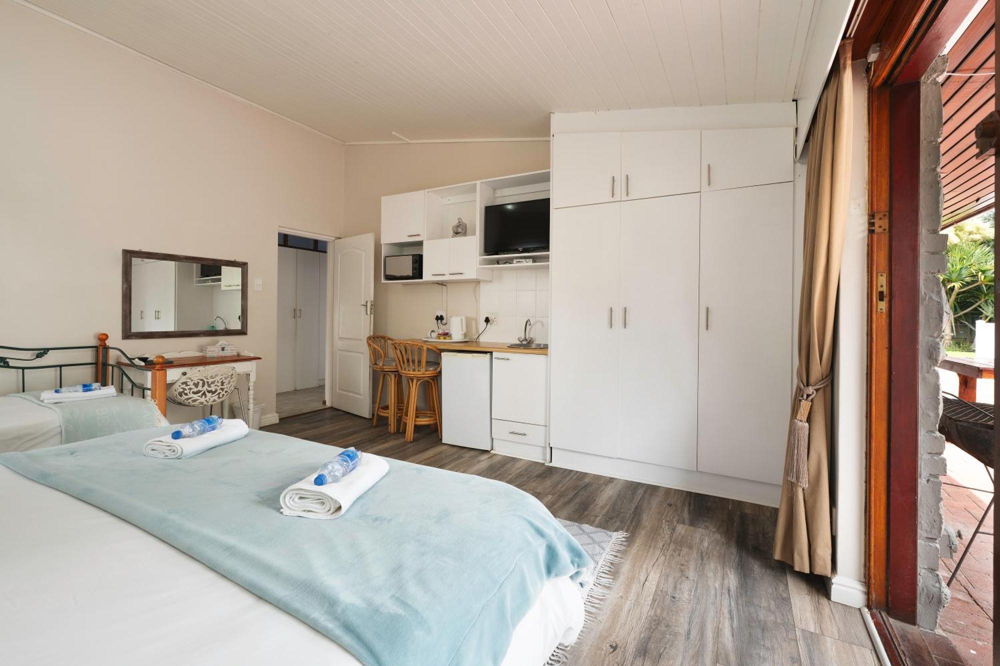 Admirals Lodge Guest House And Brightways Self Catering Apartments Порт Елизабет Екстериор снимка