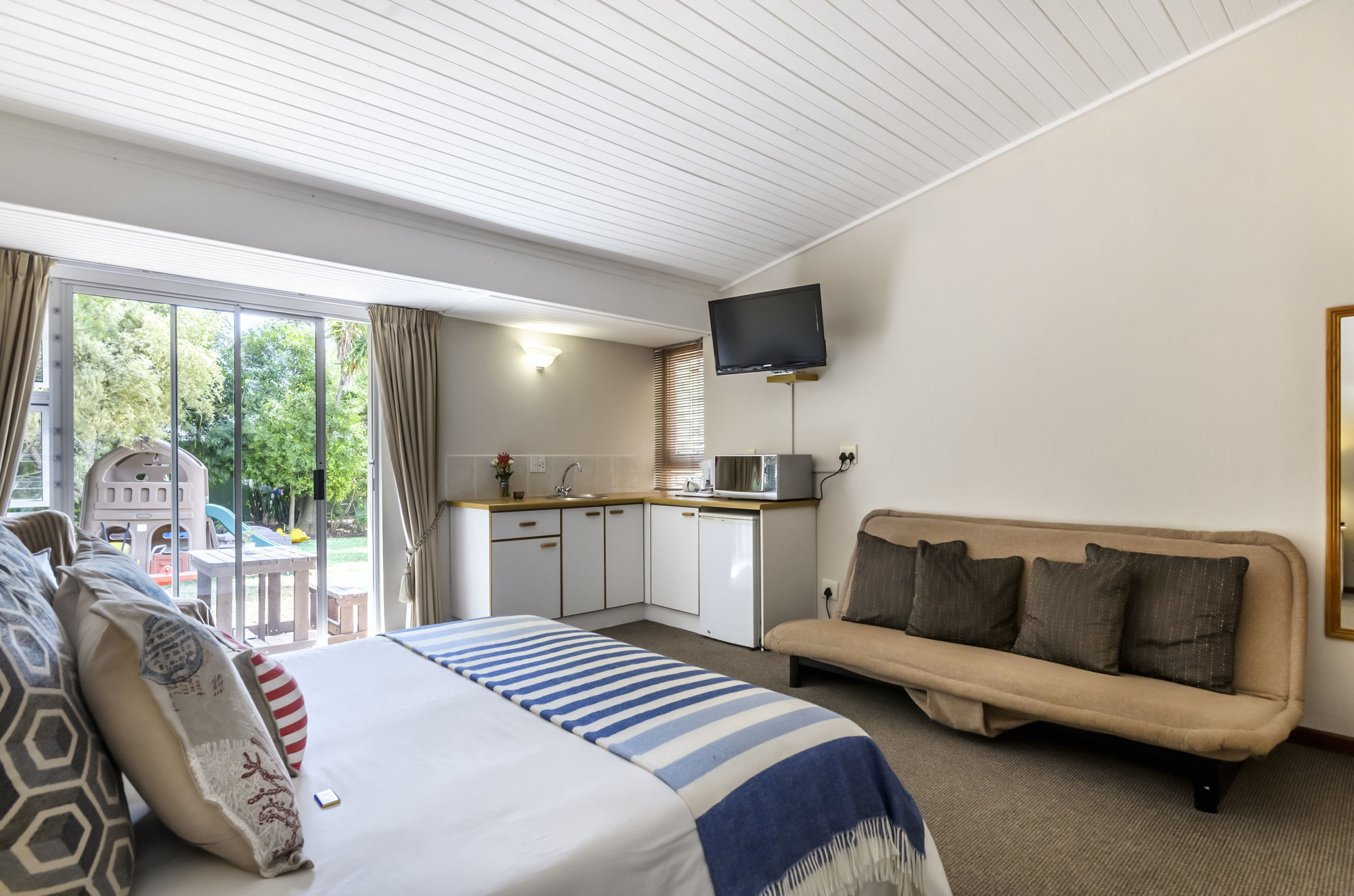 Admirals Lodge Guest House And Brightways Self Catering Apartments Порт Елизабет Екстериор снимка